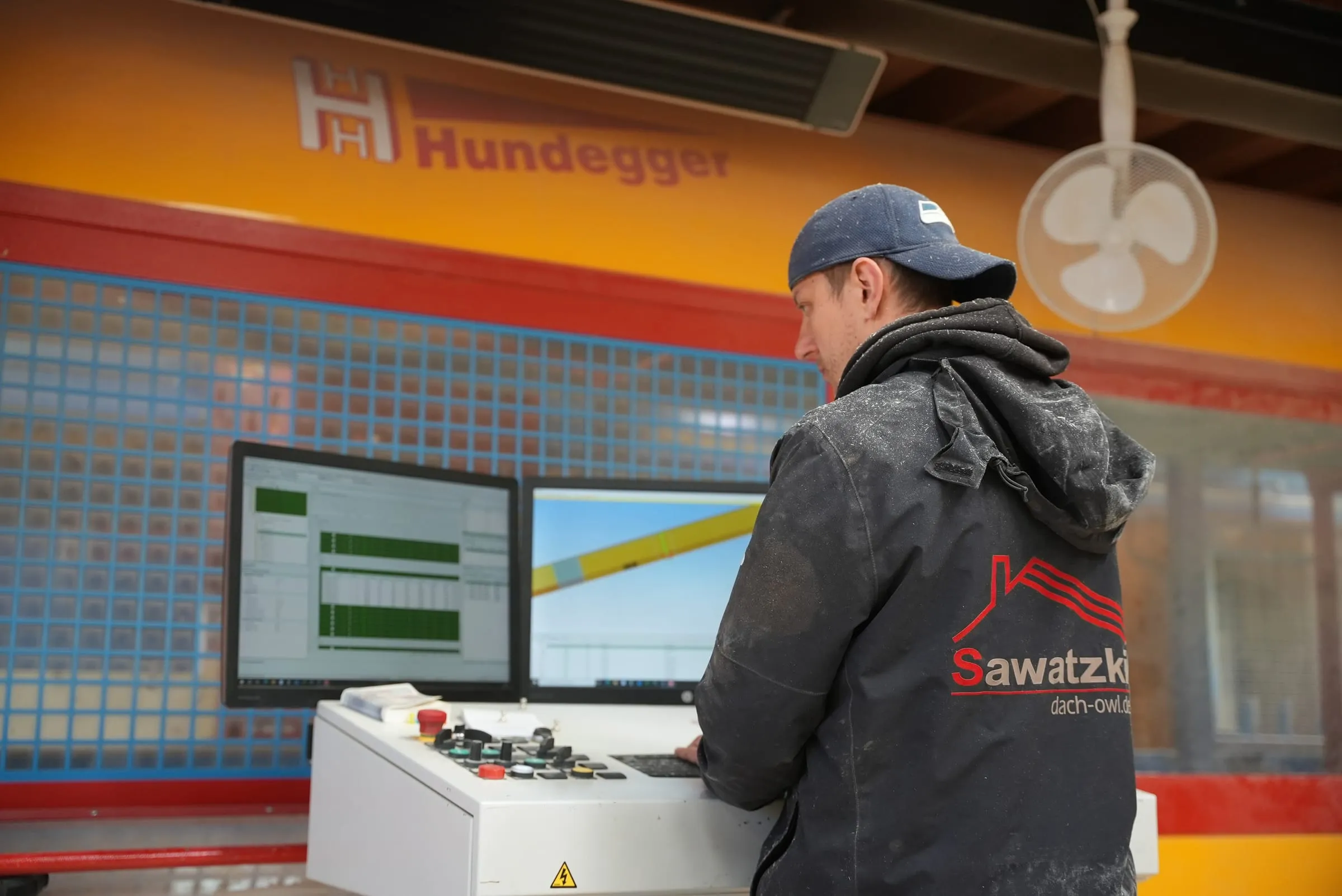 Maschinenbediener steuert die CNC-Abbundanlage in der Abbundhalle