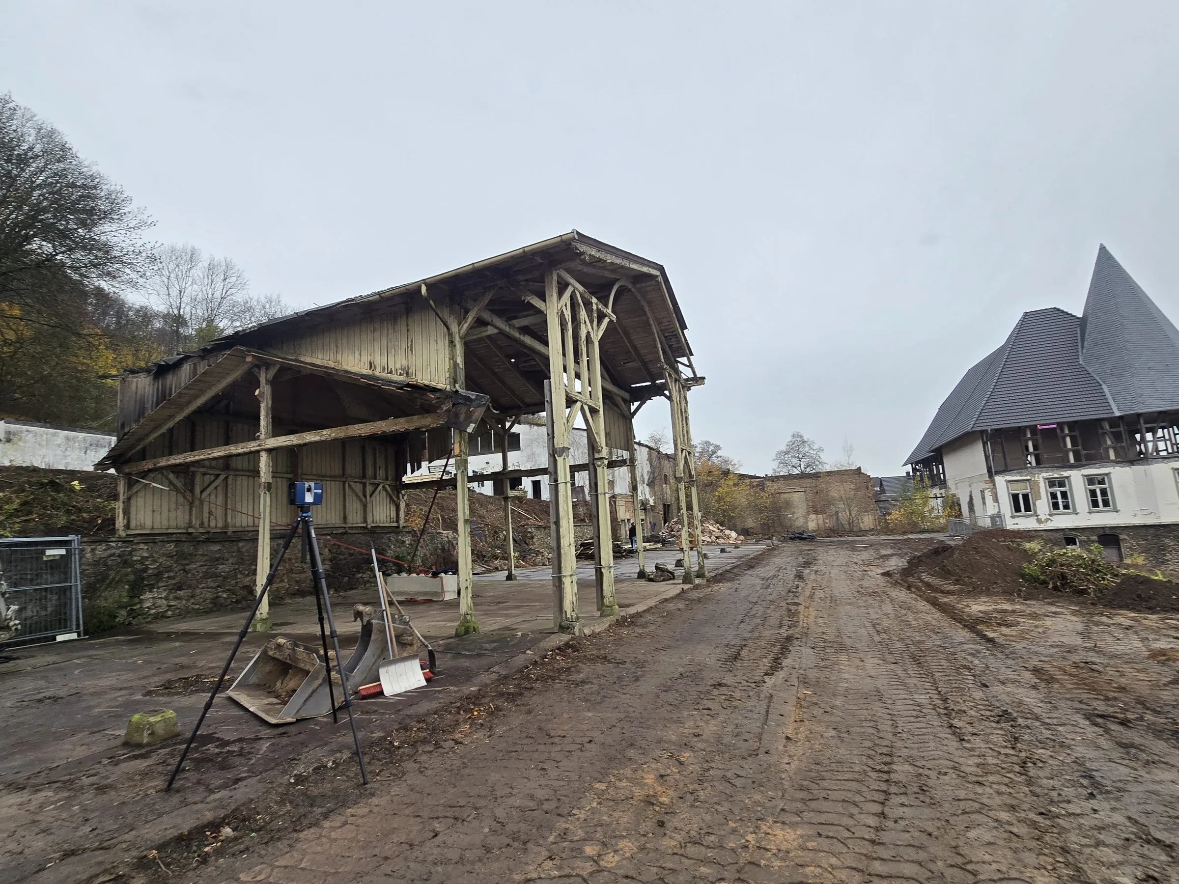 3D-Laserscanner der Sawatzki GmbH auf dem Stativ vor einem historischen Hofgebäude während der Bestandsaufnahme