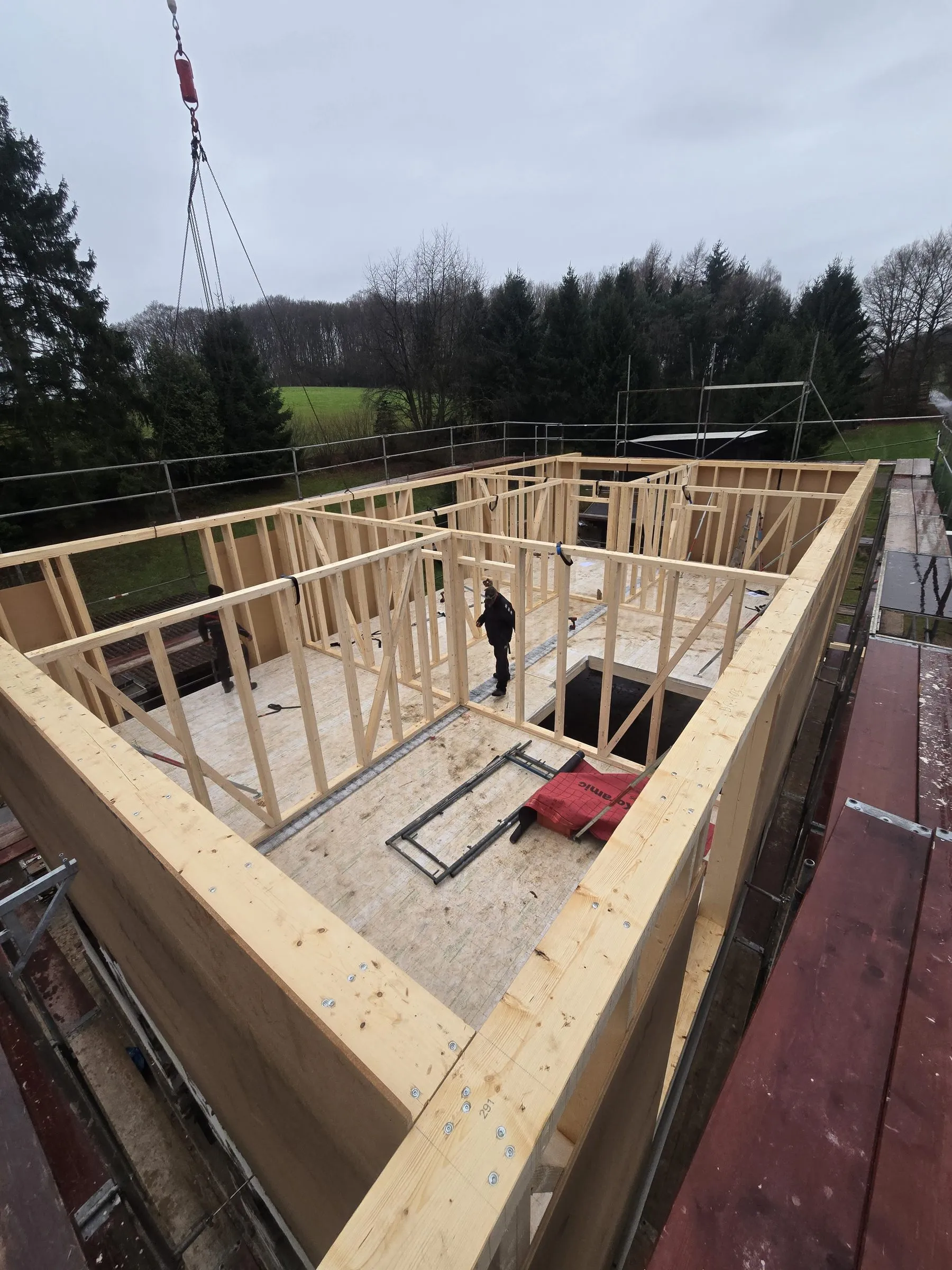 Aufgesetzte Holzrahmenwände auf einem Bestandsgebäude, Blick von oben auf den neuen Grundriss