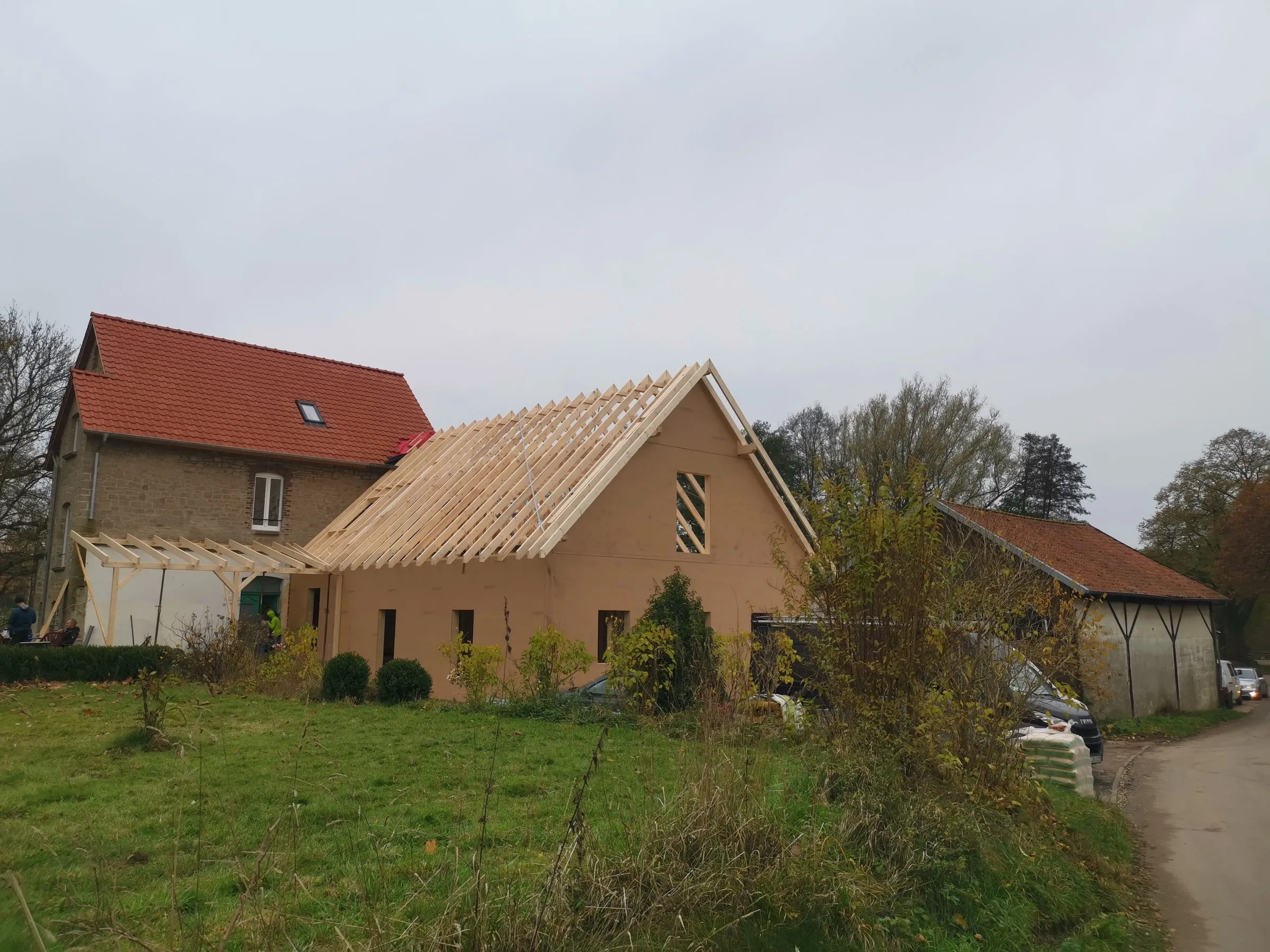 Anbau in Holzbauweise an einem Bestandsgebäude, Dachkonstruktion aufgestellt