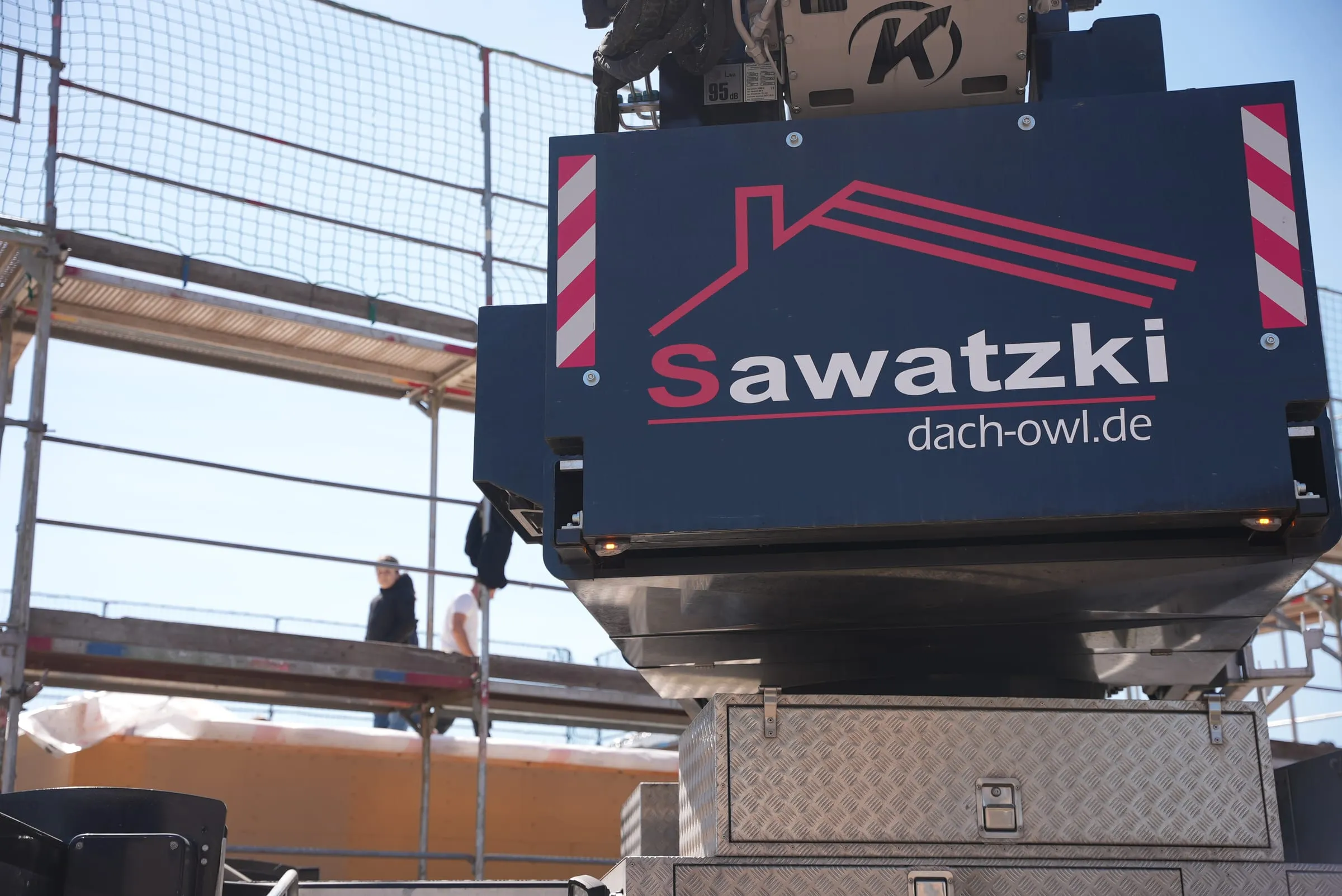 Kran mit Sawatzki-Logo auf einer Baustelle in der Region Ostwestfalen-Lippe