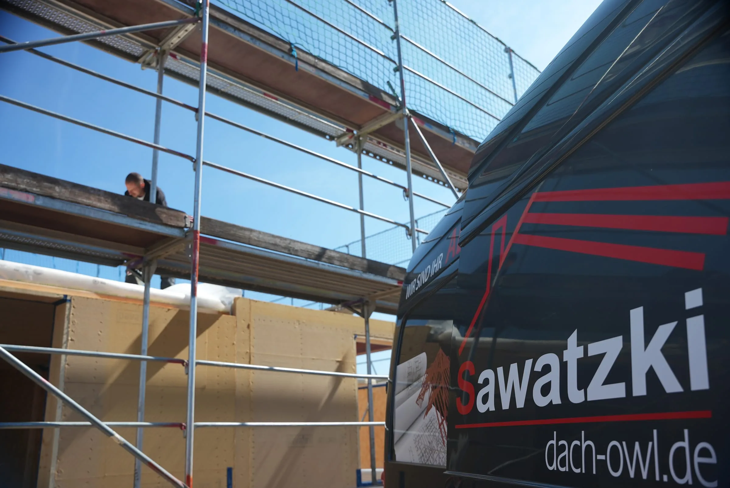 Sawatzki-Transporter steht am Gerüst einer Baustelle bereit