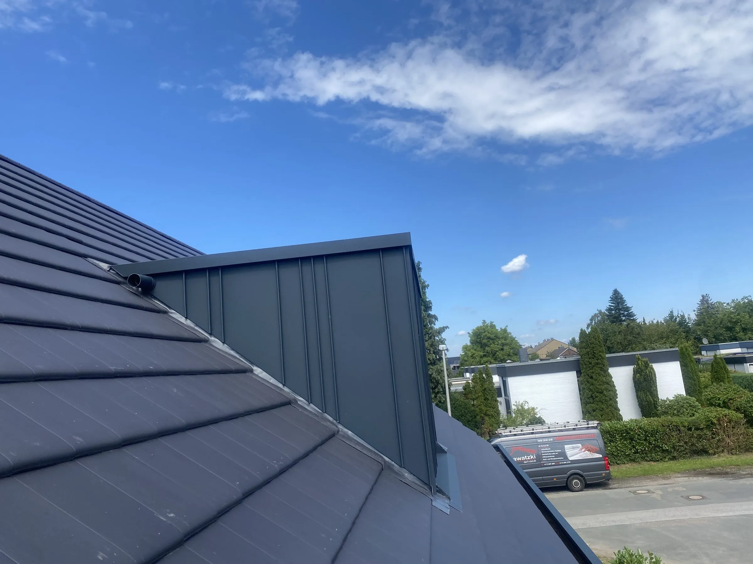 Übergang von der Blechfassade in die Dachfläche im Stehfalz