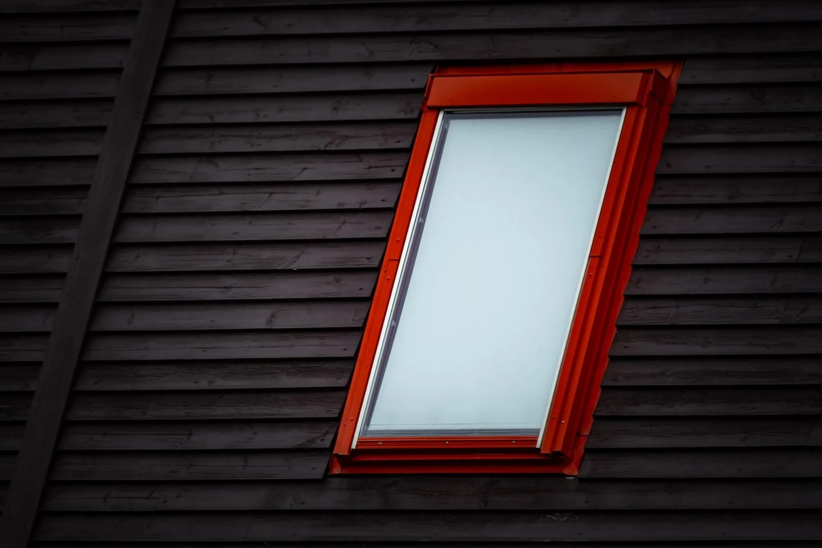Eingebautes Wohndachfenster mit Eindeckrahmen in einer Dachfläche (Symbolbild)