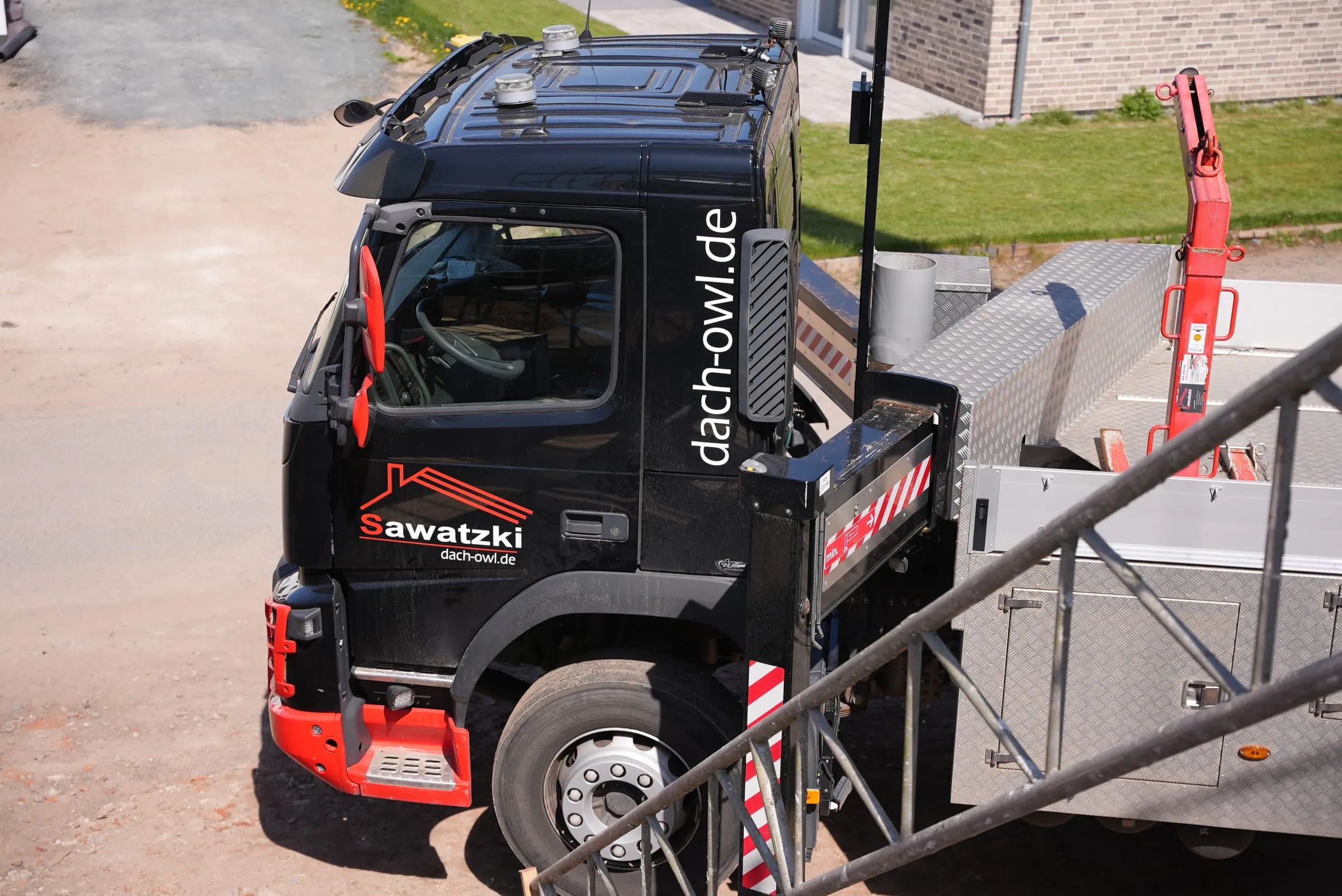 Kranwagen der Sawatzki GmbH mit Dach-OWL-Beschriftung