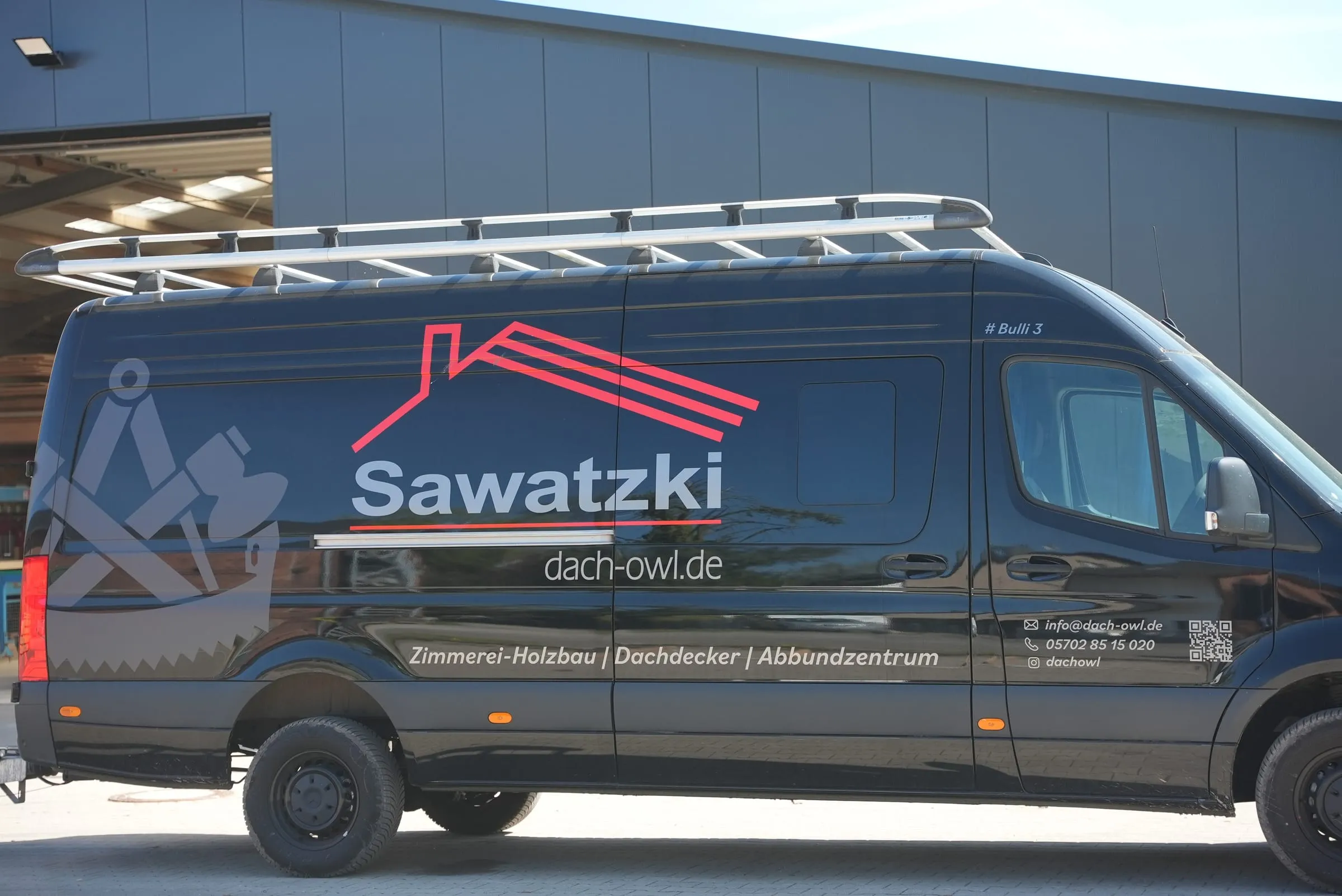 Transporter der Sawatzki GmbH aus Petershagen mit Firmenbeschriftung