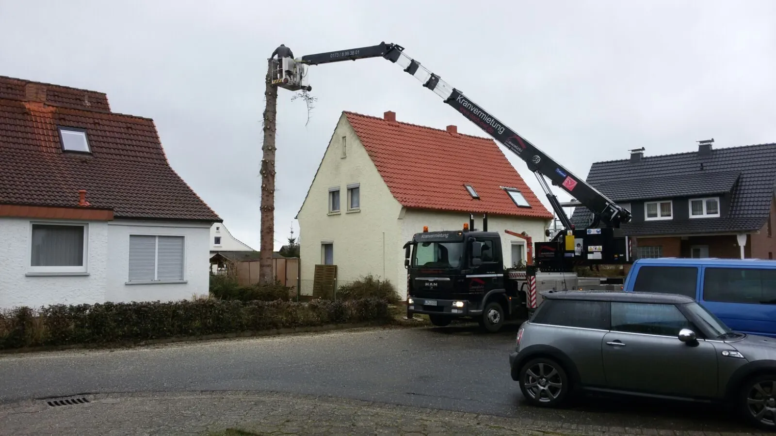 Kran-Lkw der Sawatzki GmbH im Einsatz in einer Wohnstraße