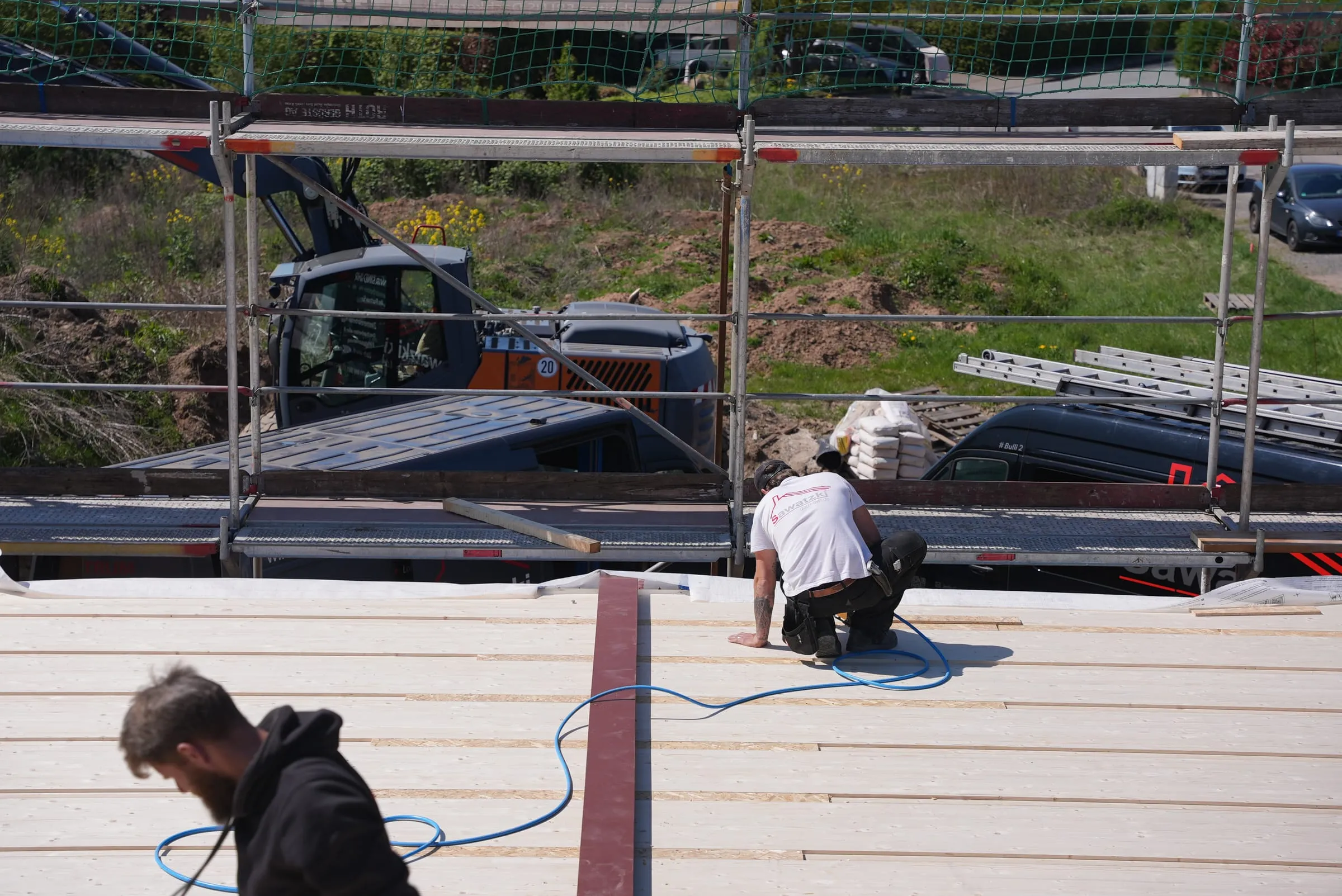 Montageteam fixiert die verlegte Elementdecke auf der Baustelle