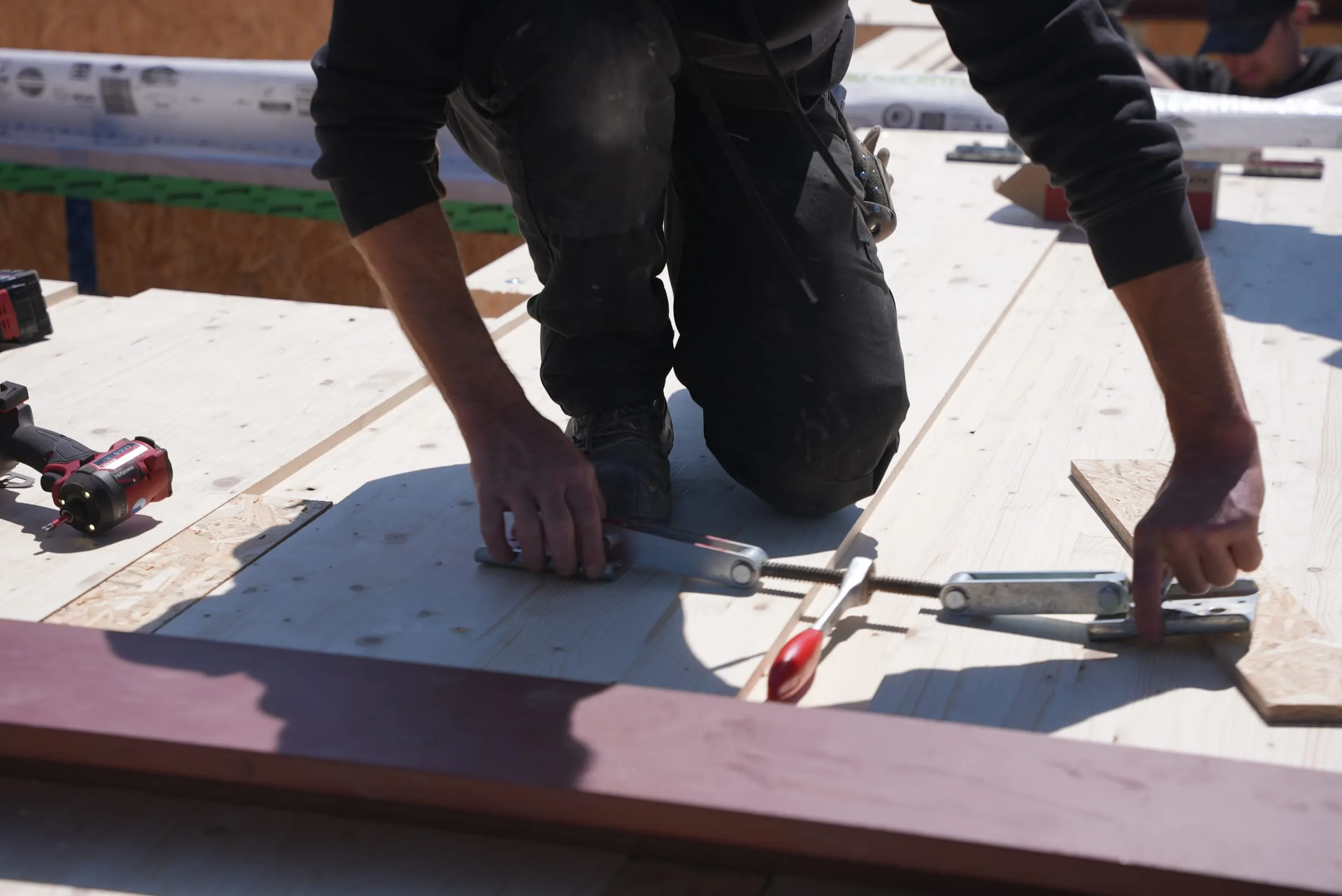 Zimmerer der Sawatzki GmbH zeichnet Bohrpunkte auf einem vorgefertigten Bauteil an