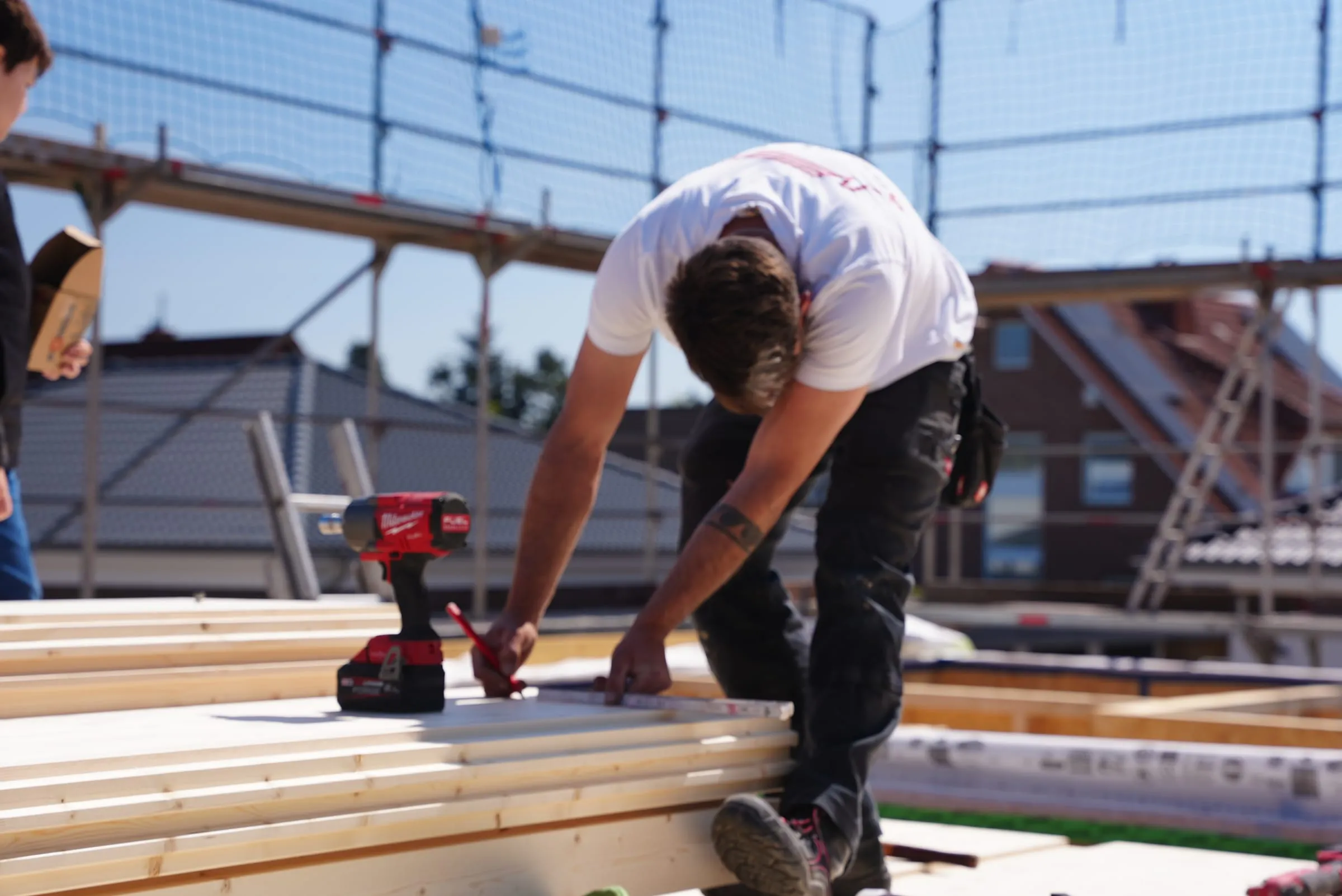 Verschraubung eines Deckenelements auf der frisch montierten Elementdecke