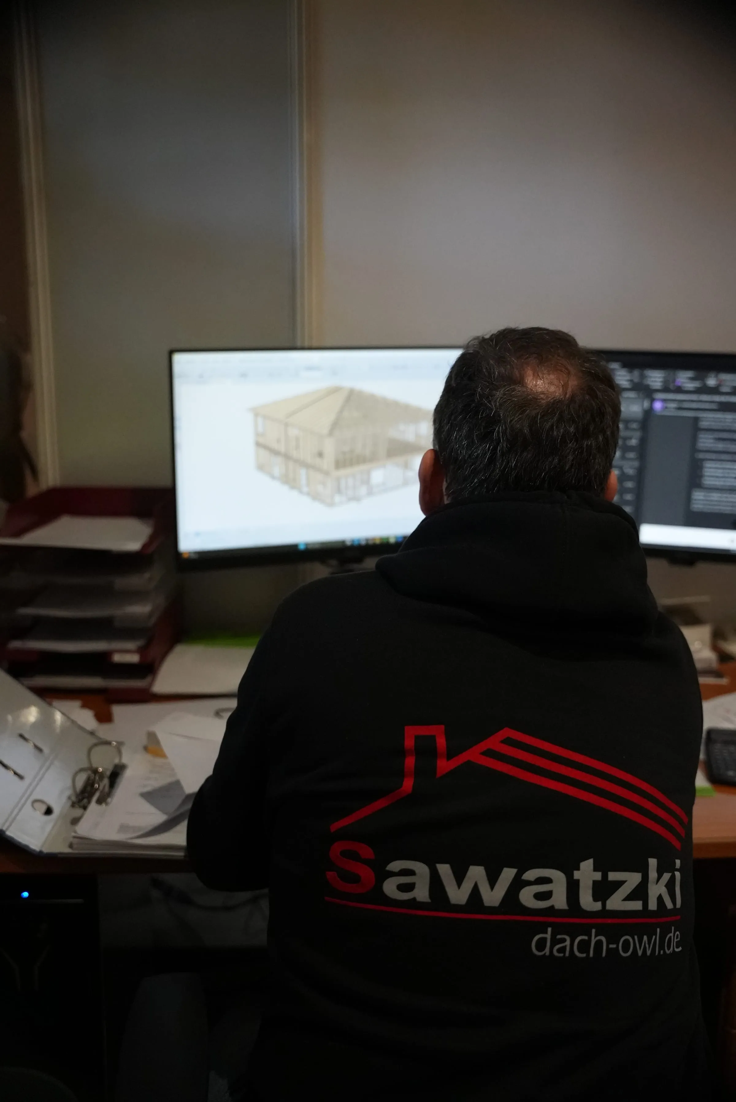 Arbeitsvorbereitung im Büro der Sawatzki GmbH: Pläne und digitale Bestandsdaten