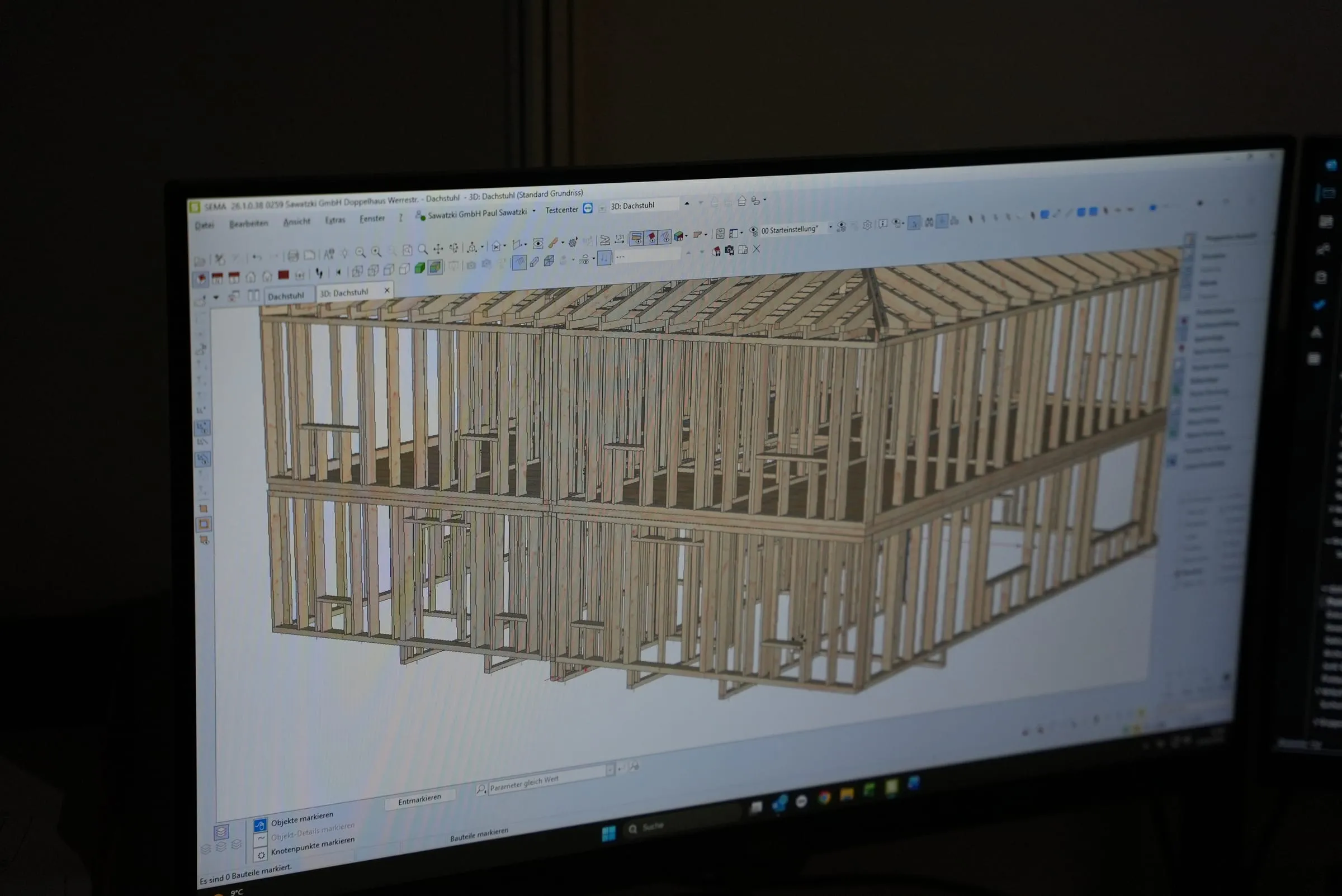 3D-Modell eines zweigeschossigen Holzrahmenbaus in der Abbund-Software am Bildschirm der Arbeitsvorbereitung
