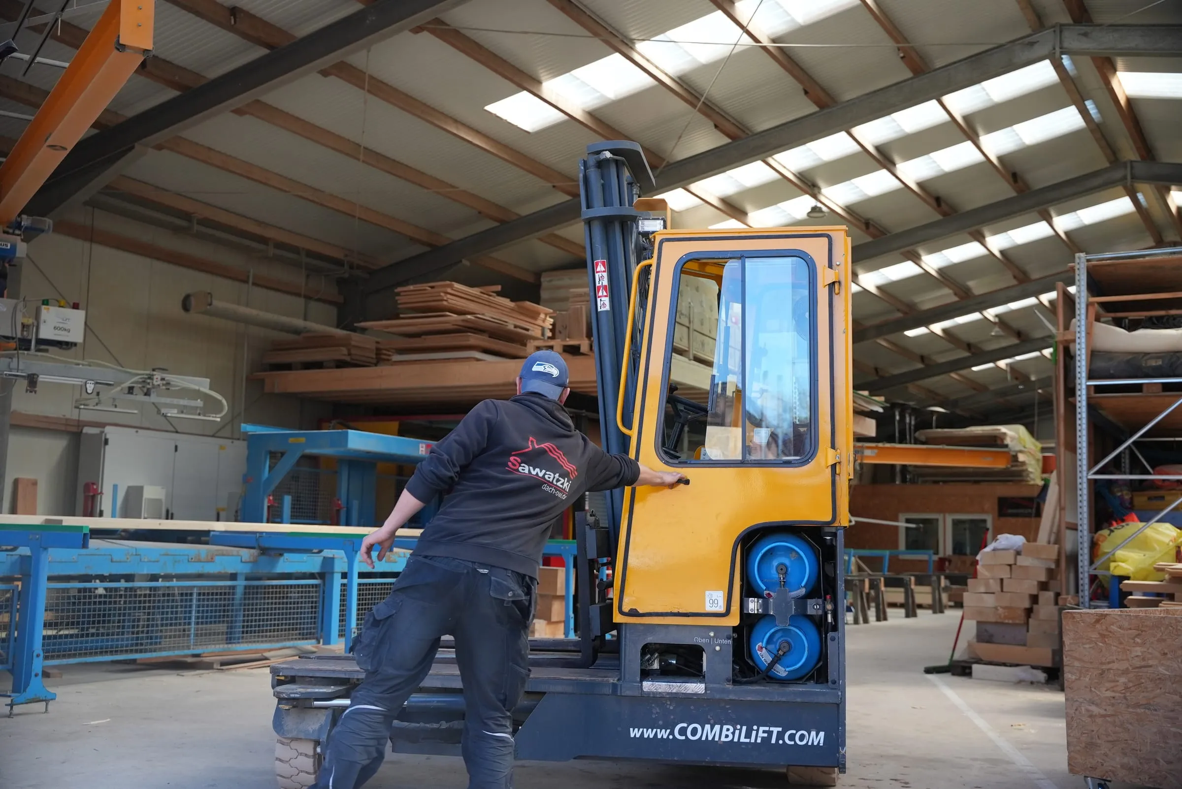 Seitenstapler transportiert Holzelemente durch die Produktionshalle des Sawatzki-Abbundzentrums