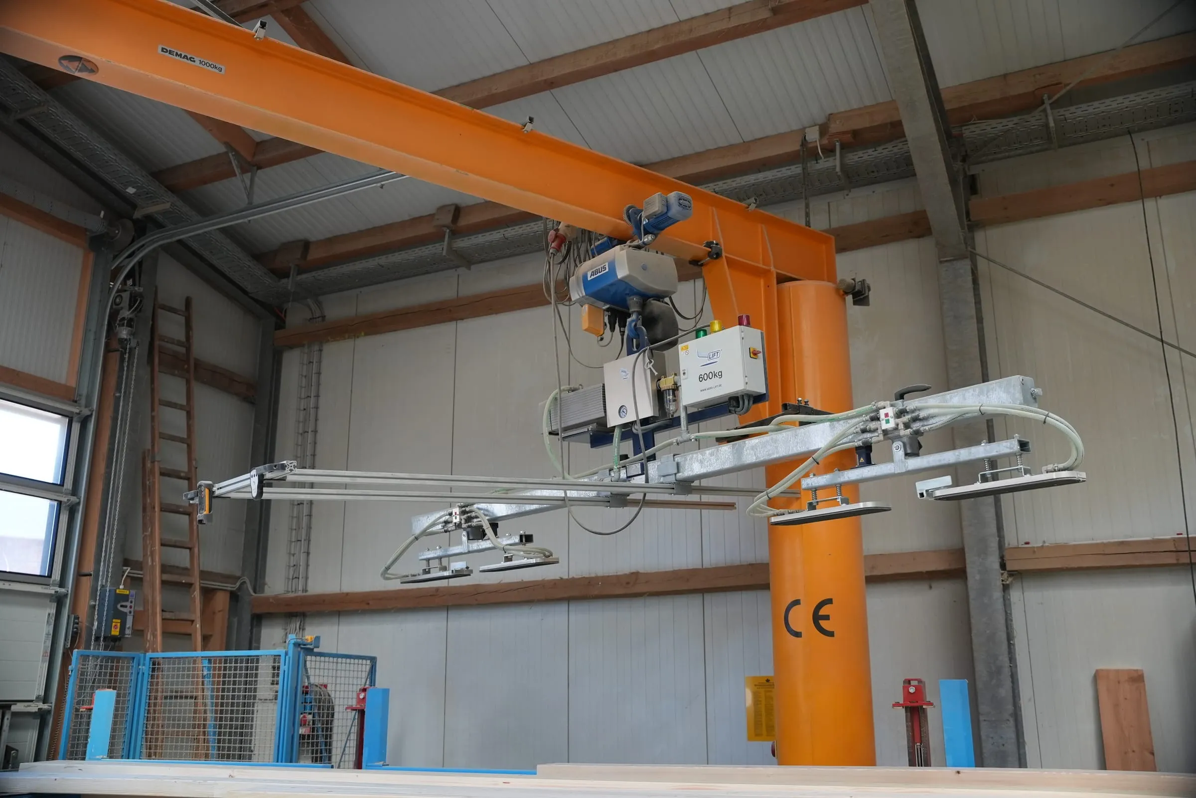 Vakuumheber am Schwenkkran bewegt ein Bauteil in der Produktionshalle