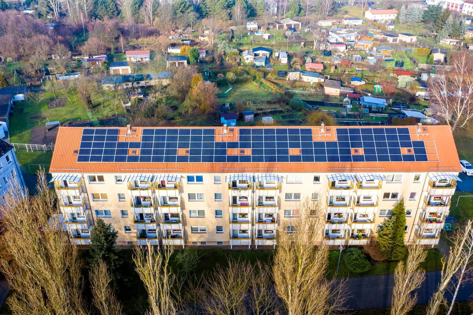 Fertig montierte Photovoltaikanlage auf dem Ziegeldach eines Wohngebäudes (Symbolbild)