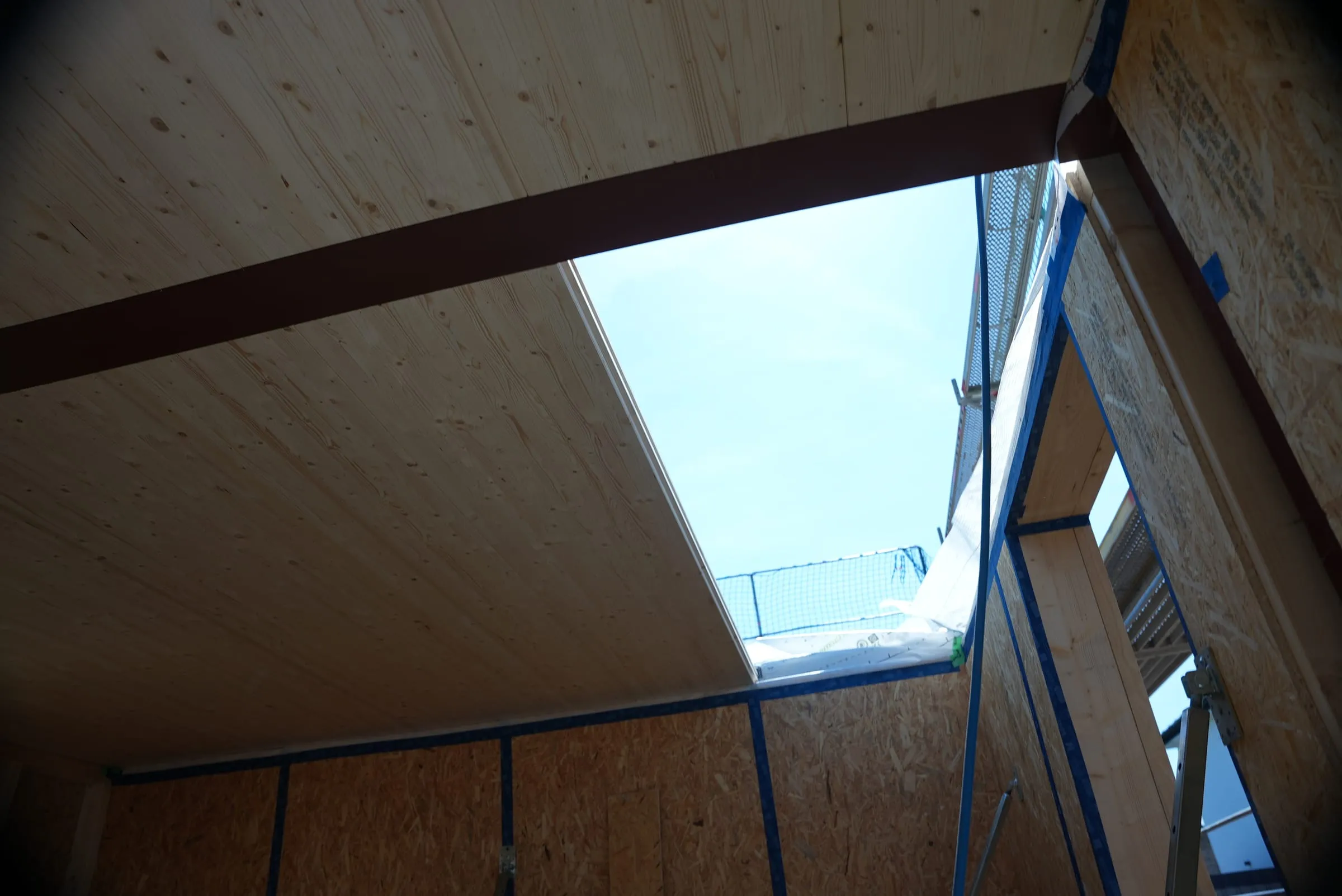 Fertig montierte Holzdecke mit ausgesparter Deckenöffnung im Rohbau