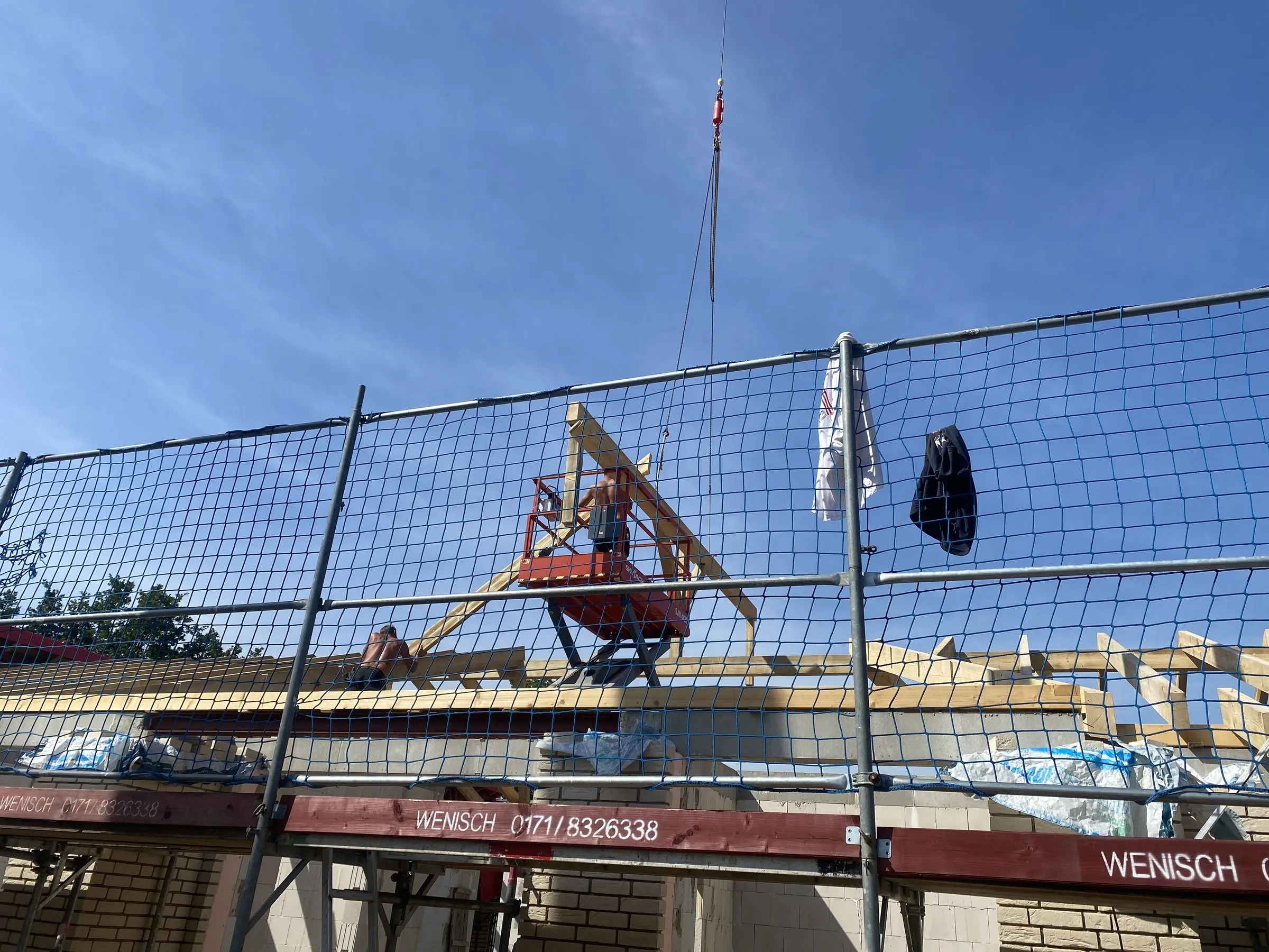 Montage eines Binders auf einer Baustelle durch das Team der Sawatzki GmbH