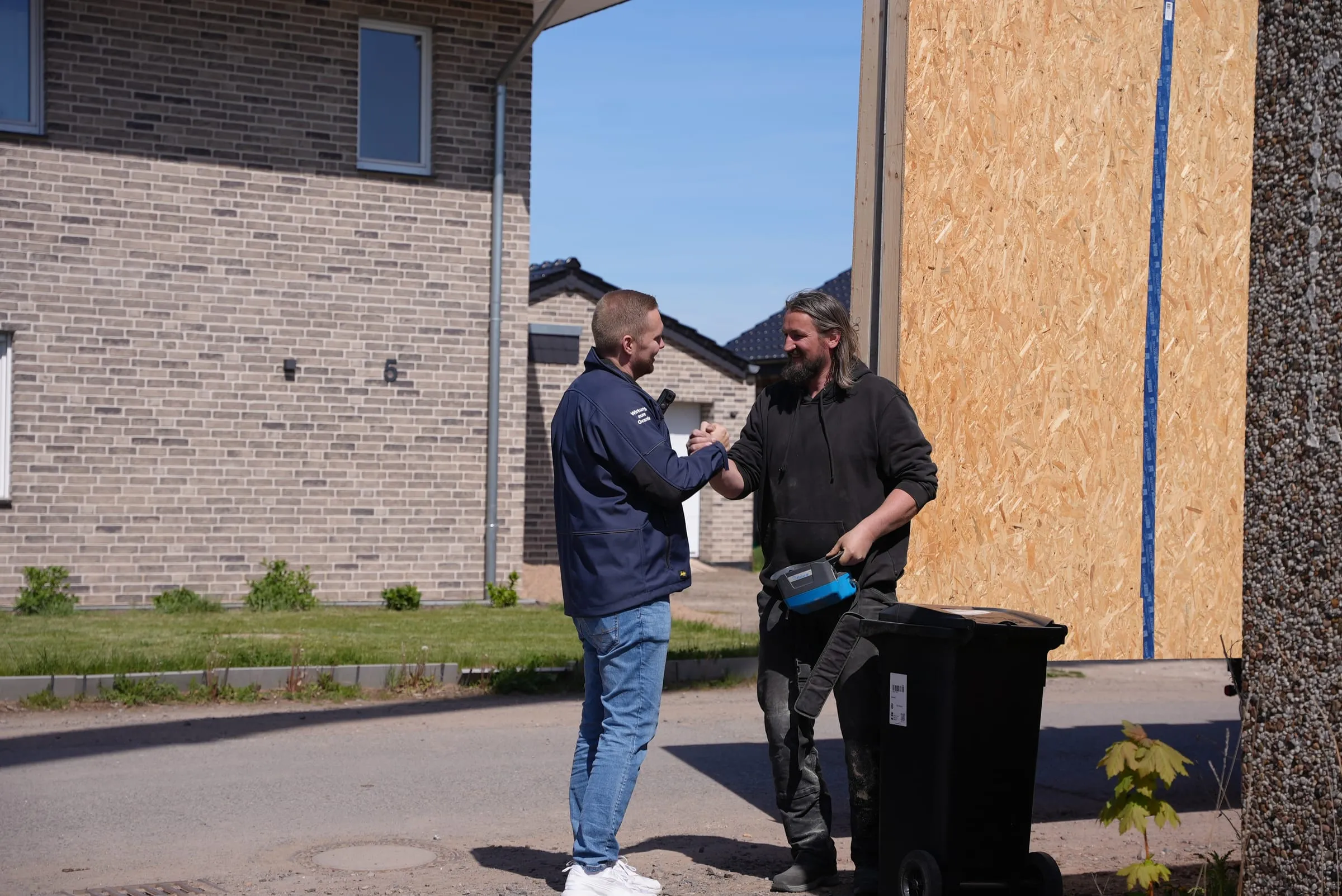 Handschlag zwischen einem Mitarbeiter der Sawatzki GmbH und einem Kunden nach dem Beratungsgespräch
