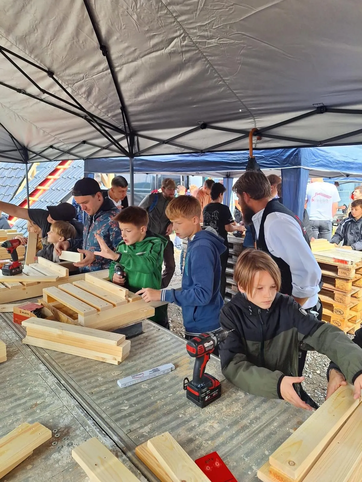 Nachwuchsaktion der Sawatzki GmbH: Jugendliche schrauben unter Anleitung an einer Holzkonstruktion