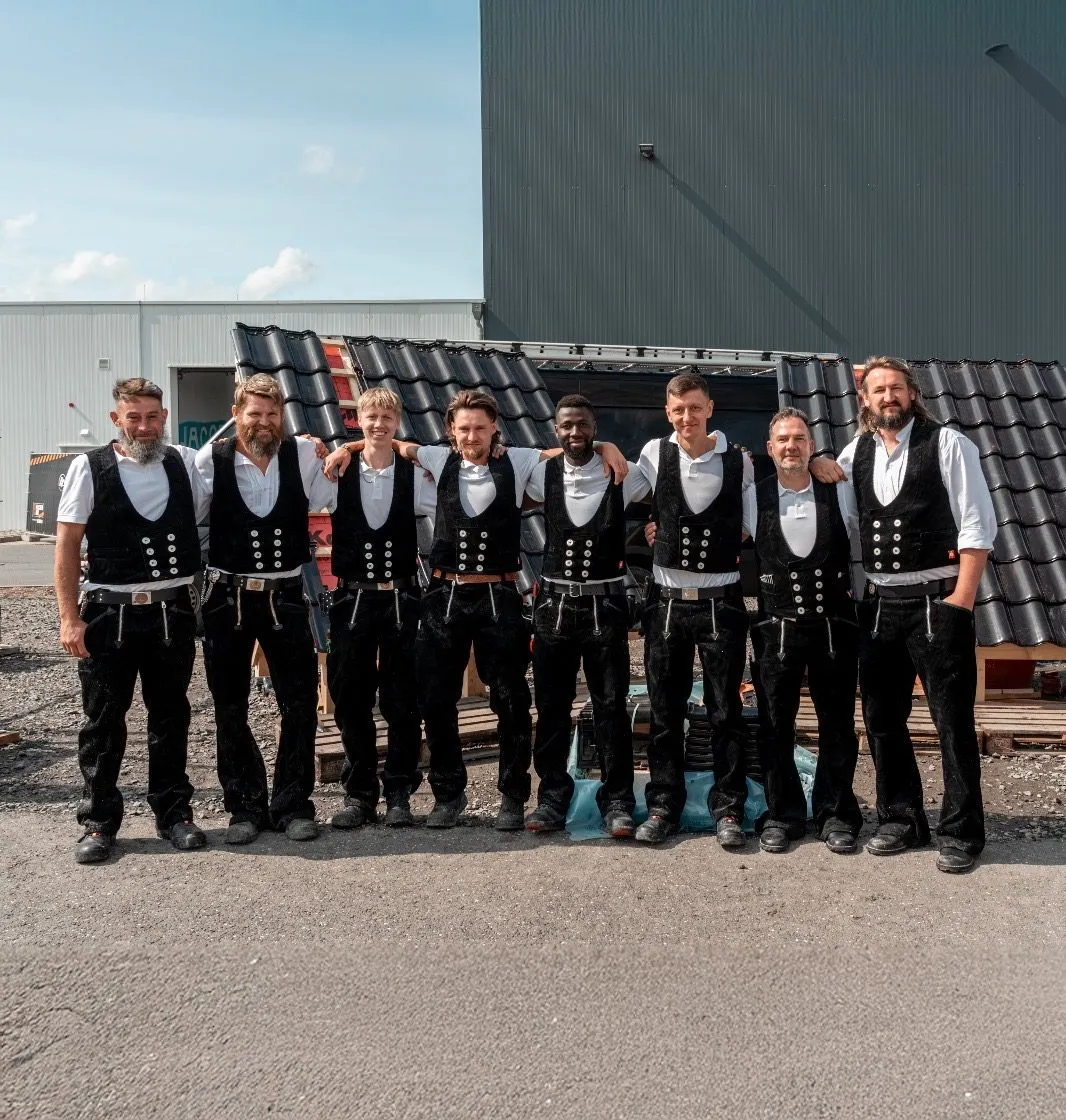 Das Team der Sawatzki GmbH in Zunftkleidung vor dem Betriebsgelände in Petershagen