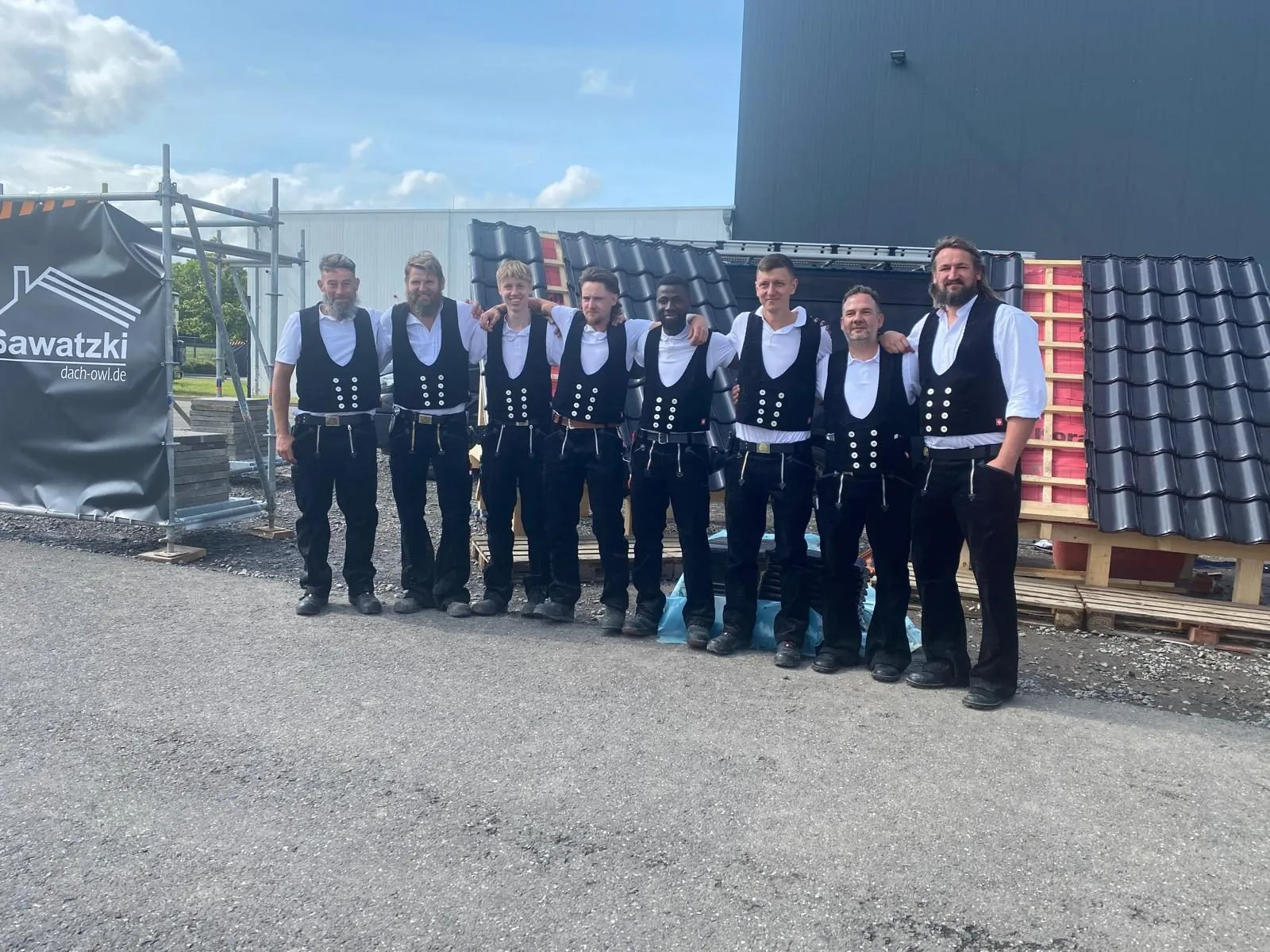 Das Team der Sawatzki GmbH in Zunftkleidung vor dem Betriebsgelände in Petershagen